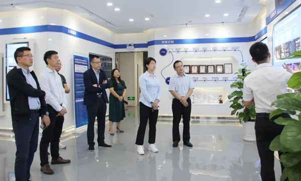 Öйú¿ÆÅà½ÌÓý¼¯ÍŸ߼¶¸±×ܲÃËïÀöϼ Öйú¿ÆÅà½ÌÓý¼¯ÍŸ߼¶¸±×ܲÃËïÀöϼ